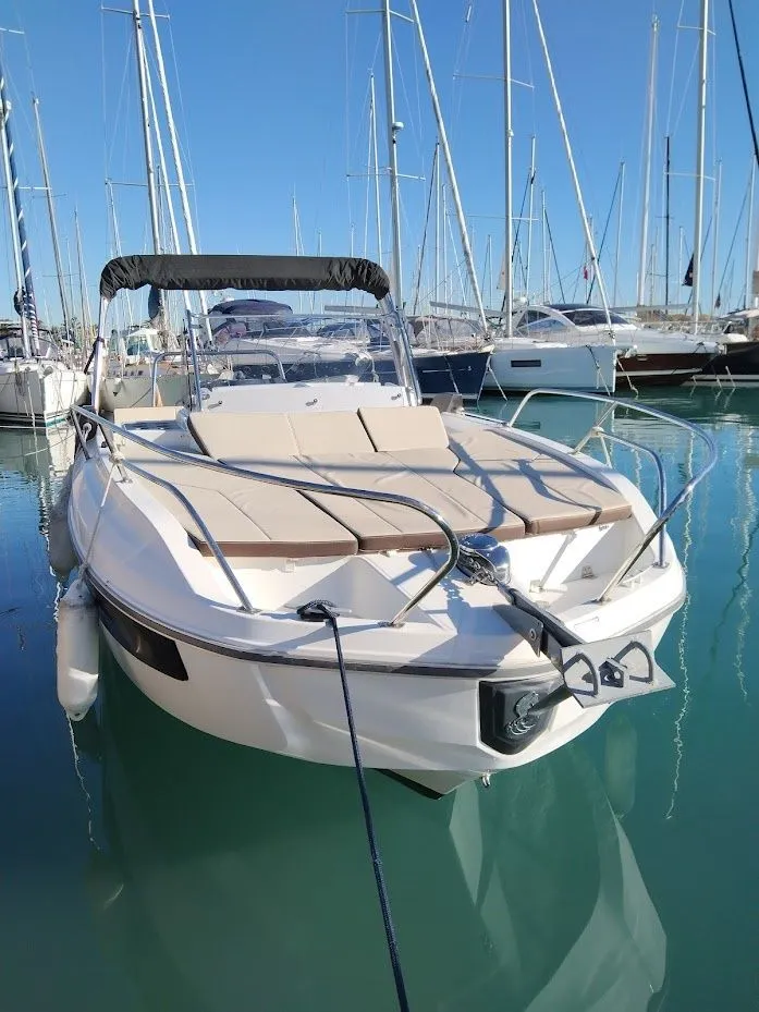 7.8m Saint-Laurent-du-Var Beneteau Flyer 7.7 Motor Boat Hire