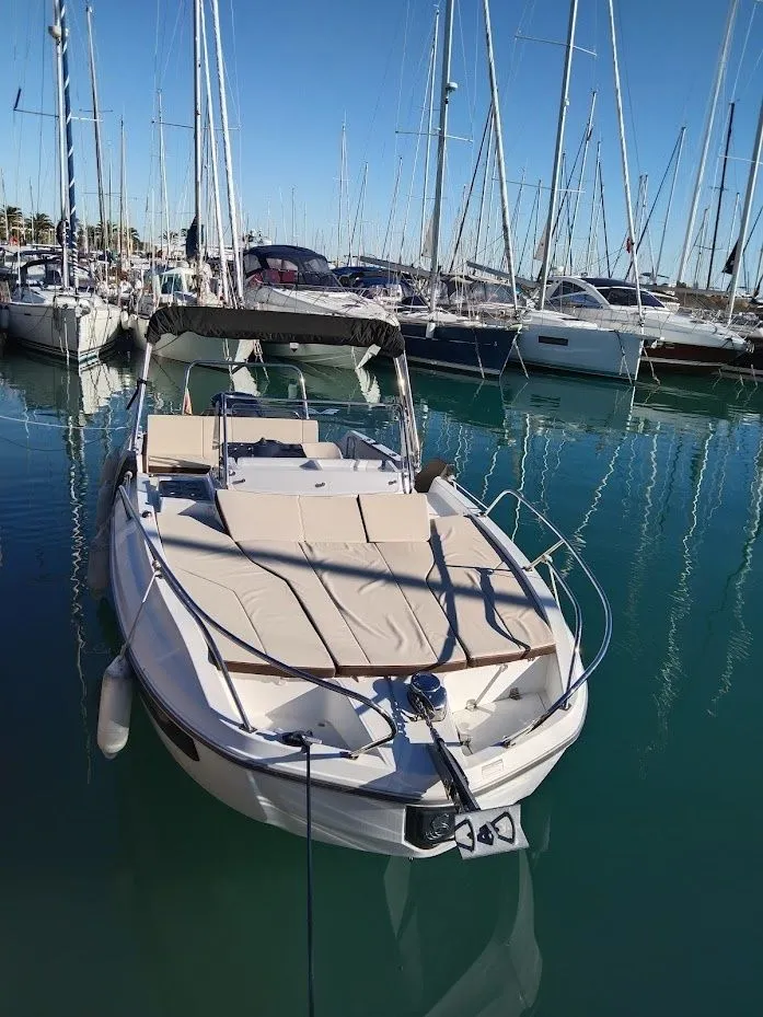7.8m Saint-Laurent-du-Var Beneteau Flyer 7.7 Motor Boat Hire