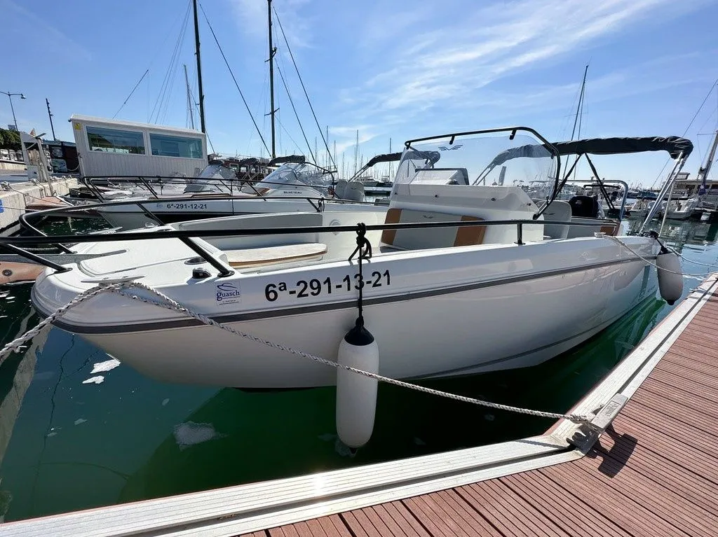 Charter a 8.1m Motor Boat Beneteau Flyer 8 Spacedeck in Cambrils