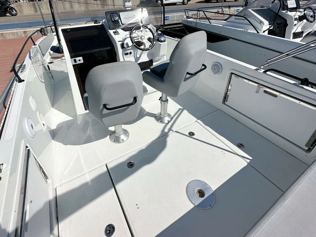 Charter a 8.1m Motor Boat Beneteau Flyer 8 Spacedeck in Cambrils