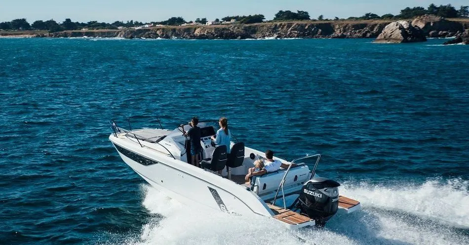 Charter a 8.17m Beneteau Flyer 8 Sundeck Motor Boat in Ajaccio