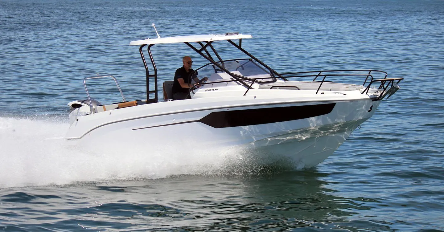 Charter a 8.17m Beneteau Flyer 8 Sundeck Motor Boat in Ajaccio