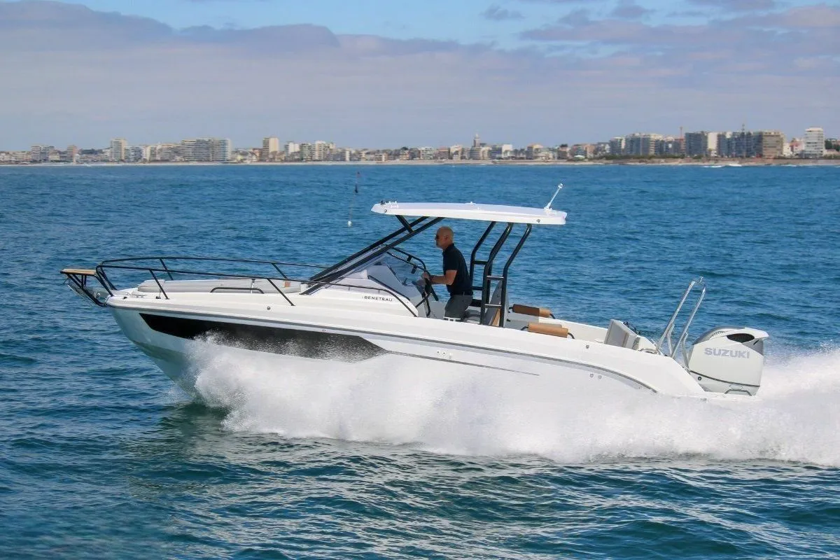 Explore Naples on a 8.5m Rental Motor Boat