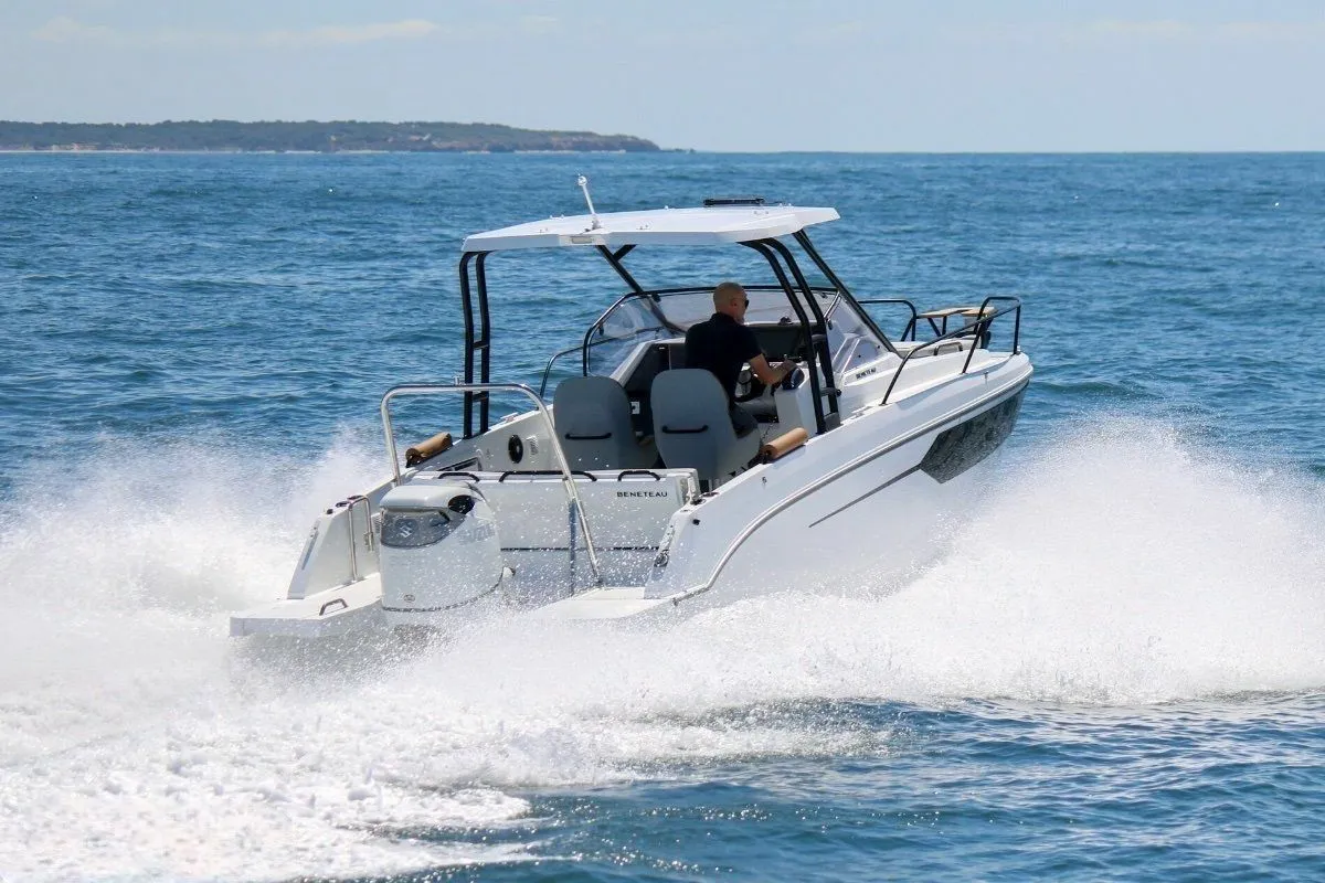 Explore Naples on a 8.5m Rental Motor Boat