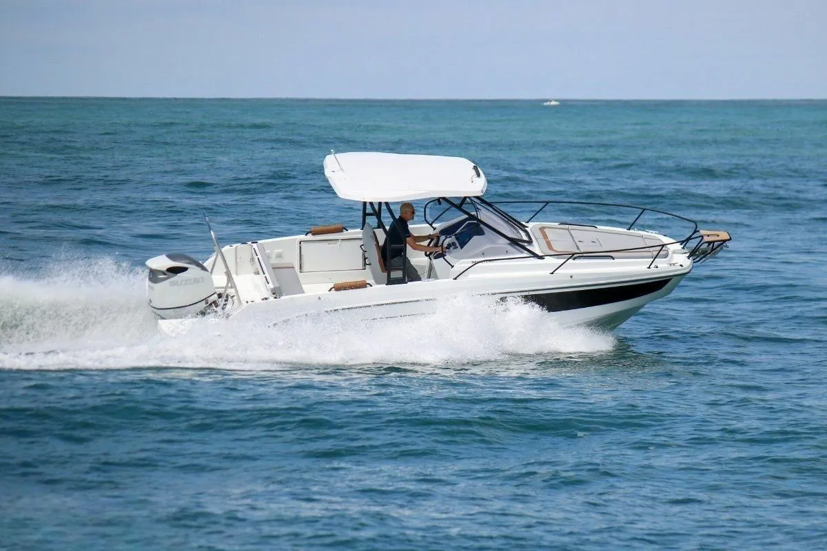 Explore Naples on a 8.5m Rental Motor Boat