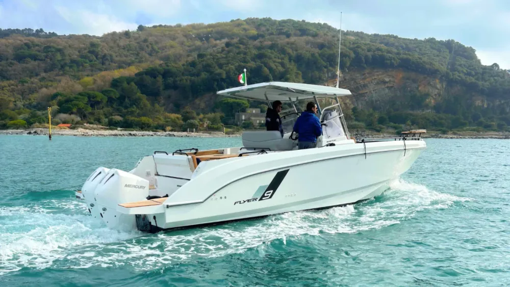 Charter a 9.2m Beneteau Flyer 9 Spacedeck Motor Boat in La Spezia