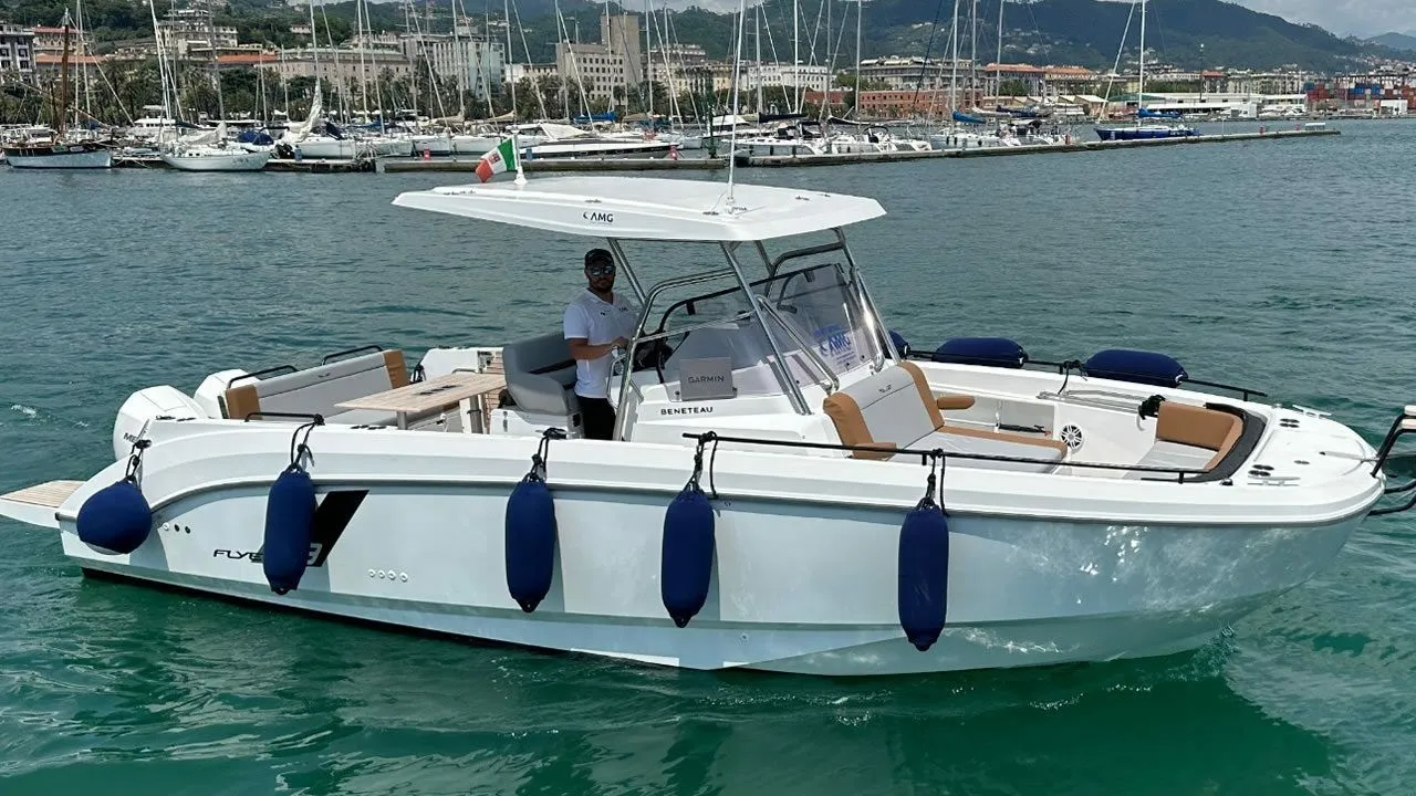 Charter a 9.2m Beneteau Flyer 9 Spacedeck Motor Boat in La Spezia