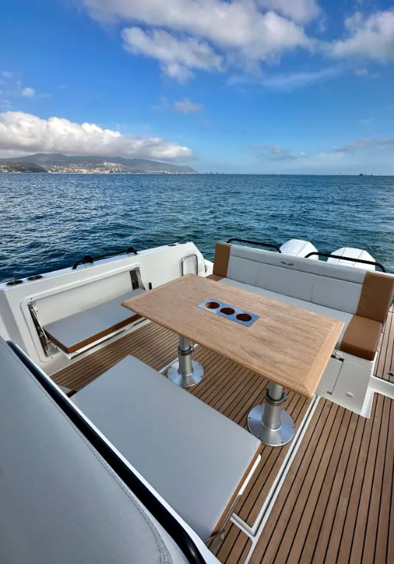 Charter a 9.2m Beneteau Flyer 9 Spacedeck Motor Boat in La Spezia
