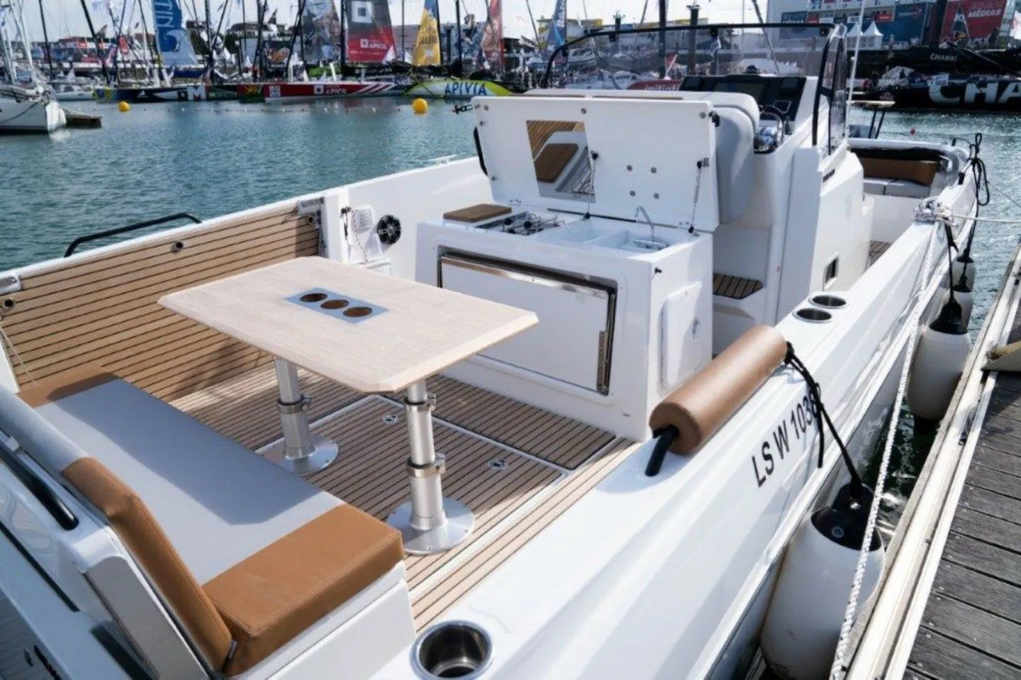 Rent a 9m Beneteau Flyer 9 Spacedeck Motor Boat in Propriano