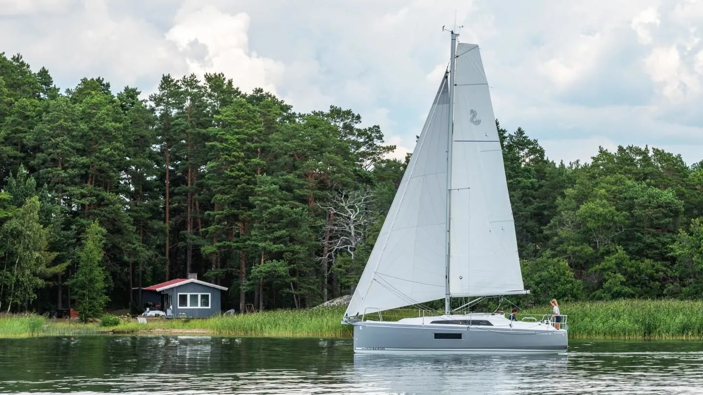 Rent a 9.53m Beneteau Oceanis 30.1 in Balatonfured
