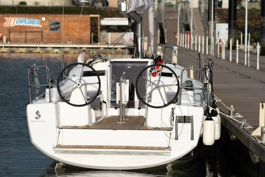 Charter a 9.5m Beneteau Oceanis 30.1 in Barcelona