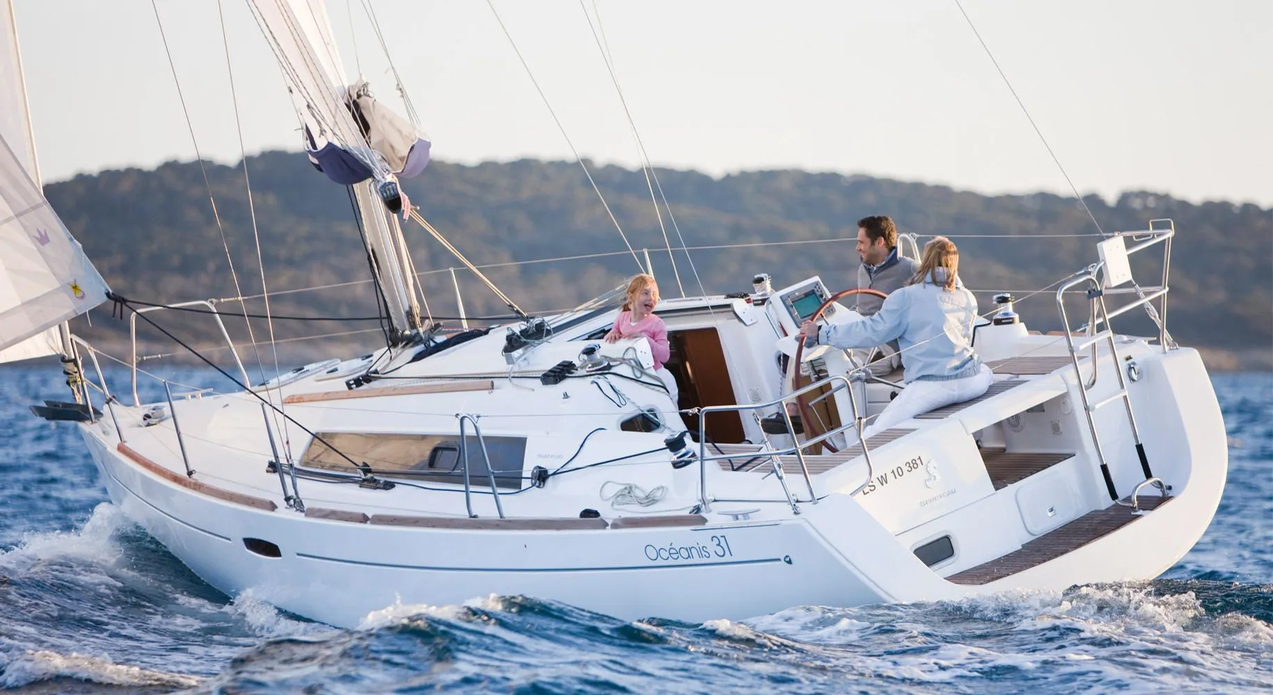 Charter a 9.66m Beneteau Oceanis 31 in La Forêt-Fouesnant