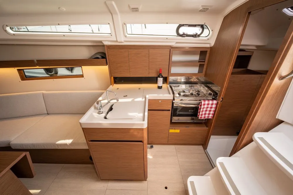 Explore Andijk on a 10.77m Rental Sailing Yacht Beneteau Oceanis 34