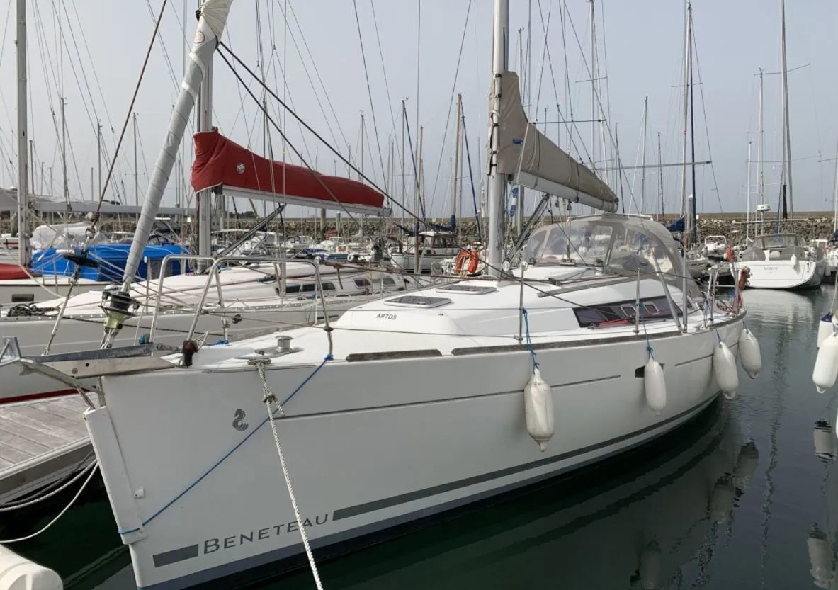 Charter a 10.34m Sailing Yacht in Quiberon
