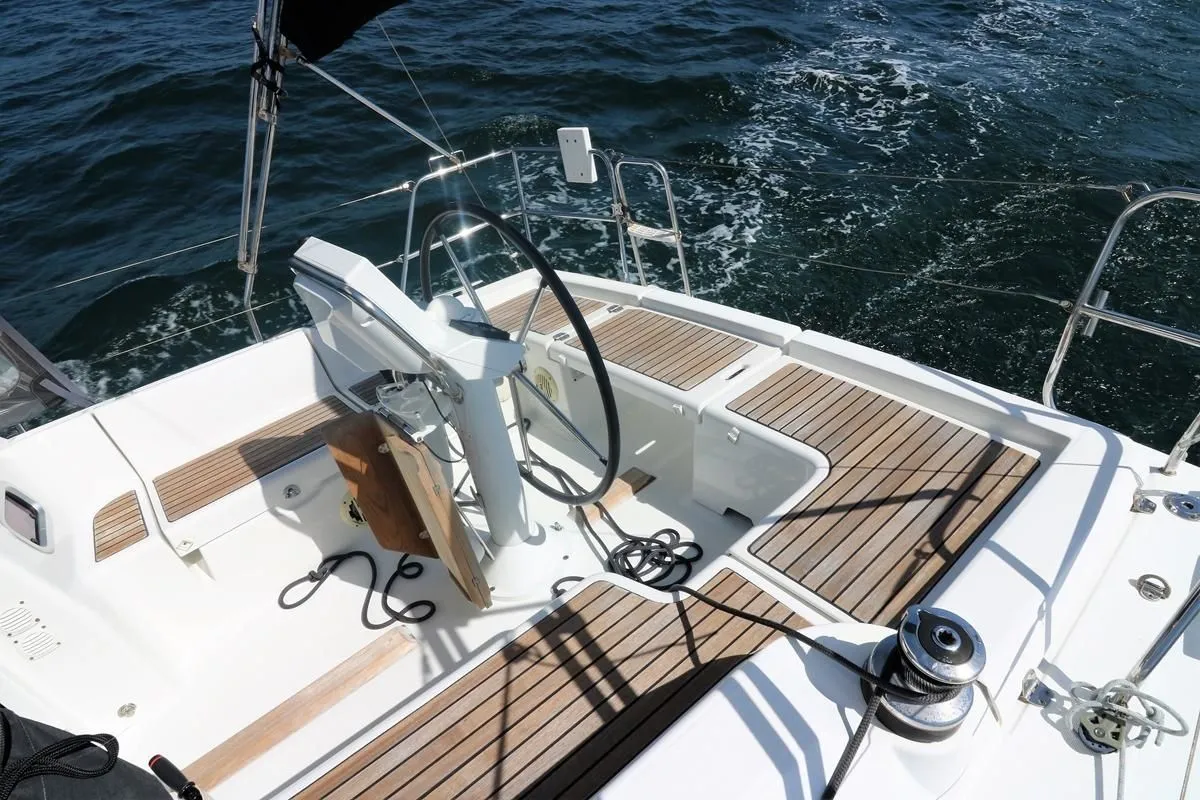 Explore Cadzand on a 10.34m Rental Sailing Yacht