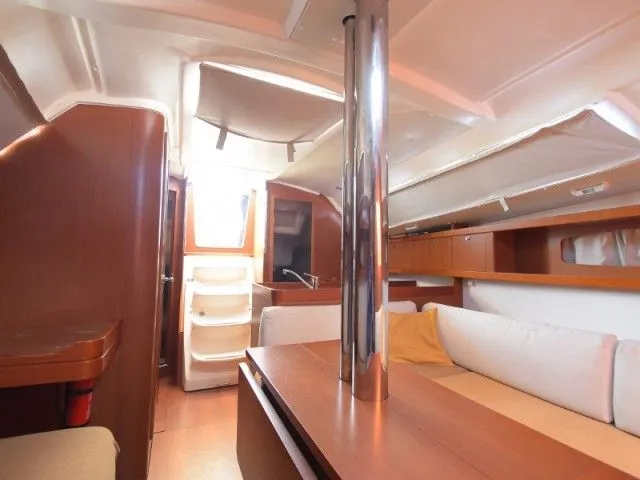 Charter a 10.34m Beneteau Oceanis 34 Sailing Yacht in Carloforte