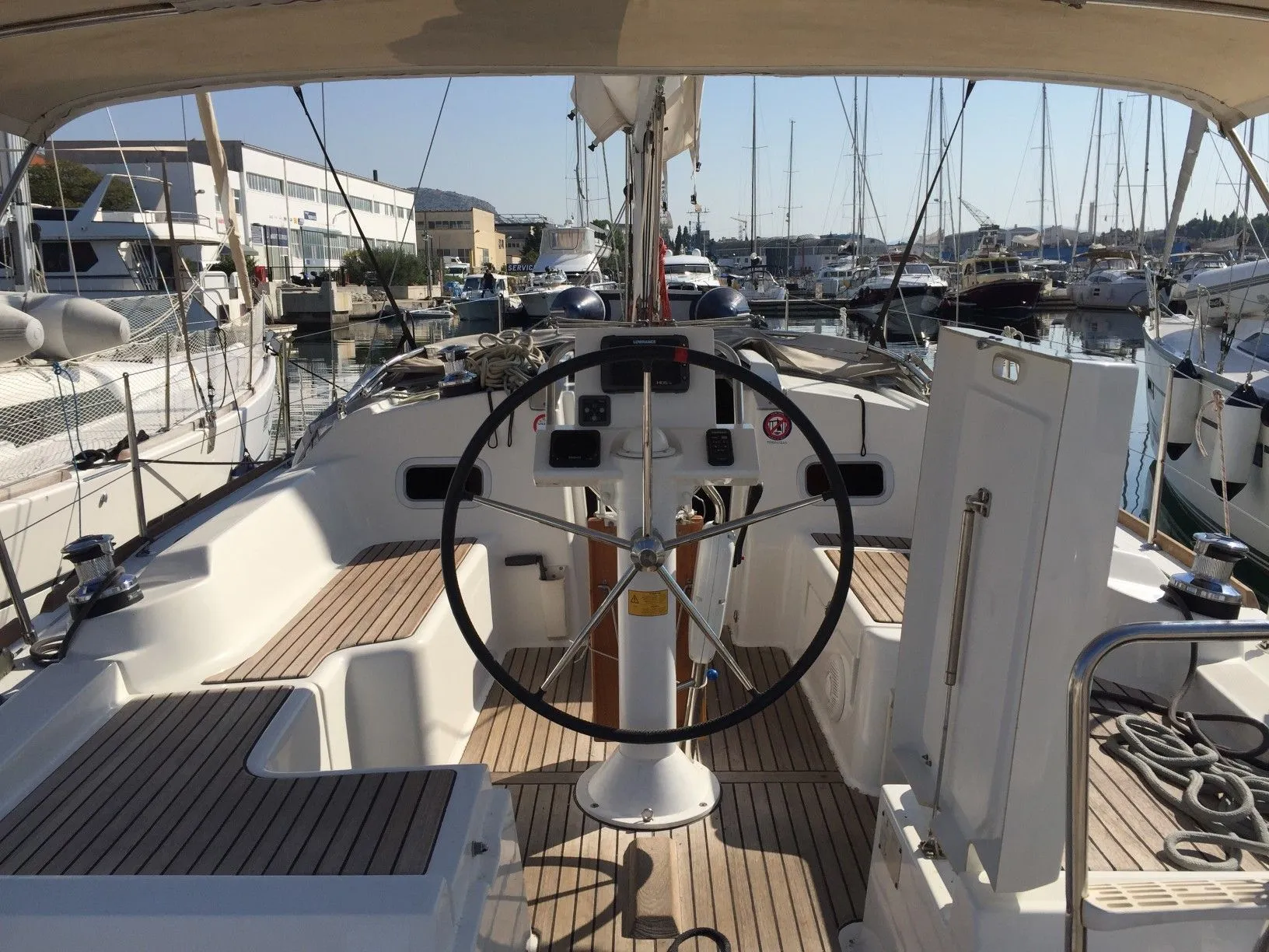 Charter a 10.34m Beneteau Oceanis 34 Sailing Yacht in Šibenik