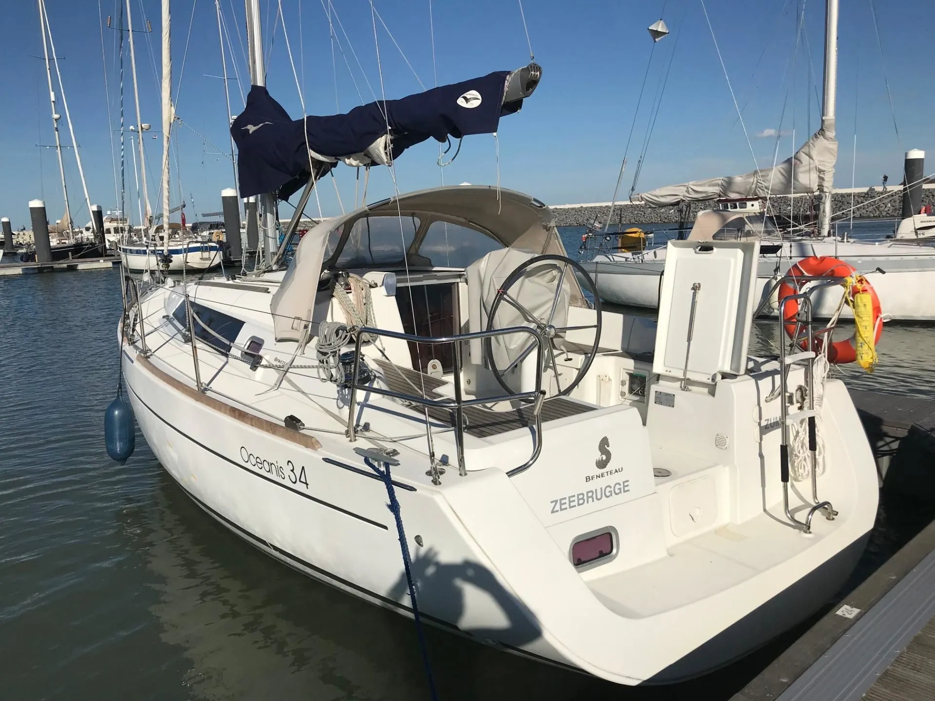 Charter a 10.34m Beneteau Oceanis 34 Sailing Yacht in Cadzand