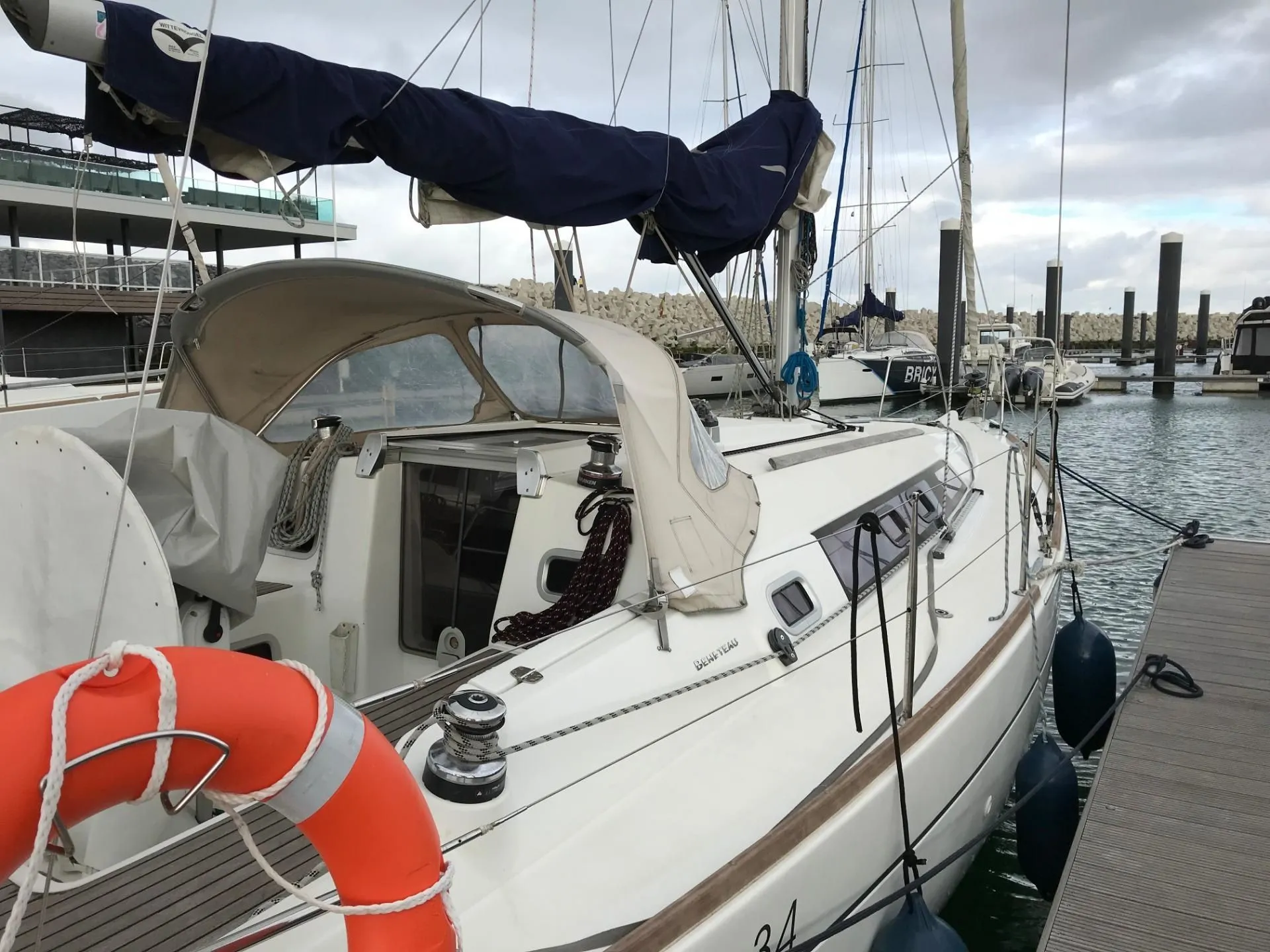 Charter a 10.34m Beneteau Oceanis 34 Sailing Yacht in Cadzand