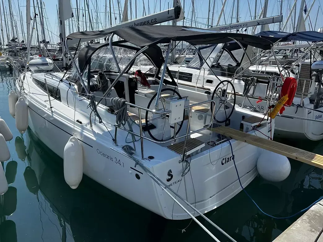 Explore Sukosan on a 10.77m Rental Boat