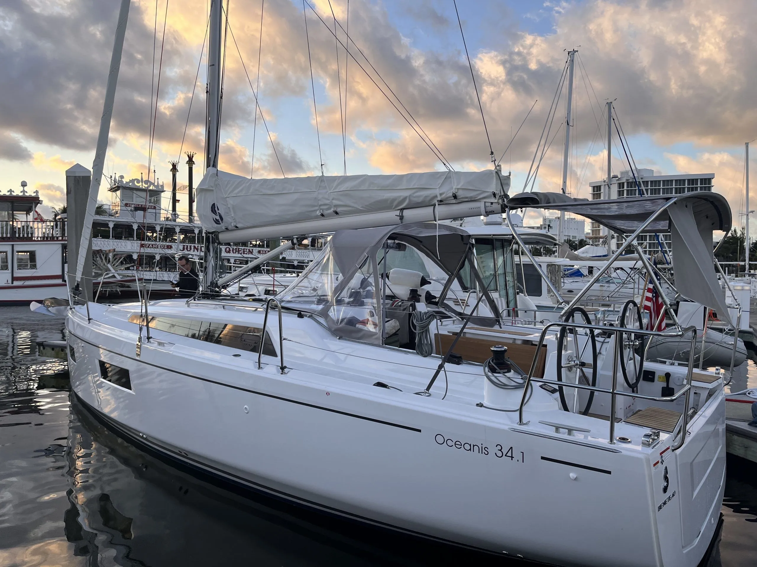 Rent a 10.77m Boat in Simuni