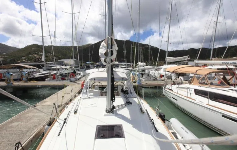Charter a 10.45m Beneteau Oceanis 35 in Road Town