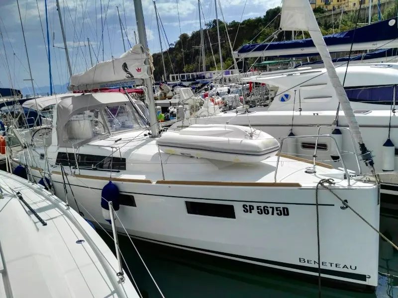 Rent a 9.9m Beneteau Oceanis 35 in Procida