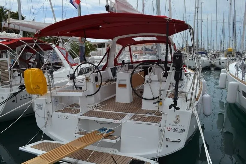 Boot - 10.45m Split Sailing Yacht Beneteau Oceanis 35 Hire