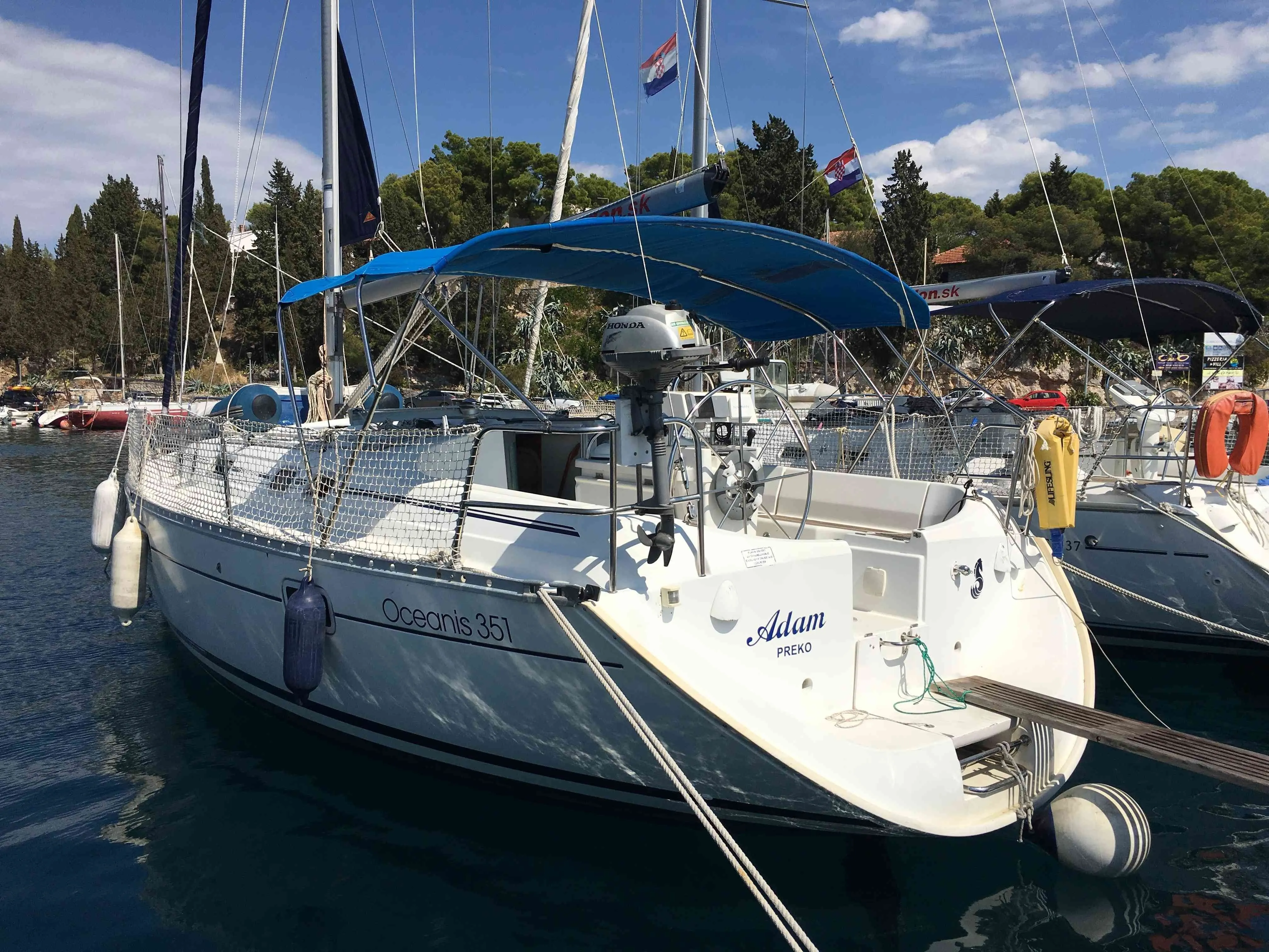 Rent a 10.67m Boat in Milna