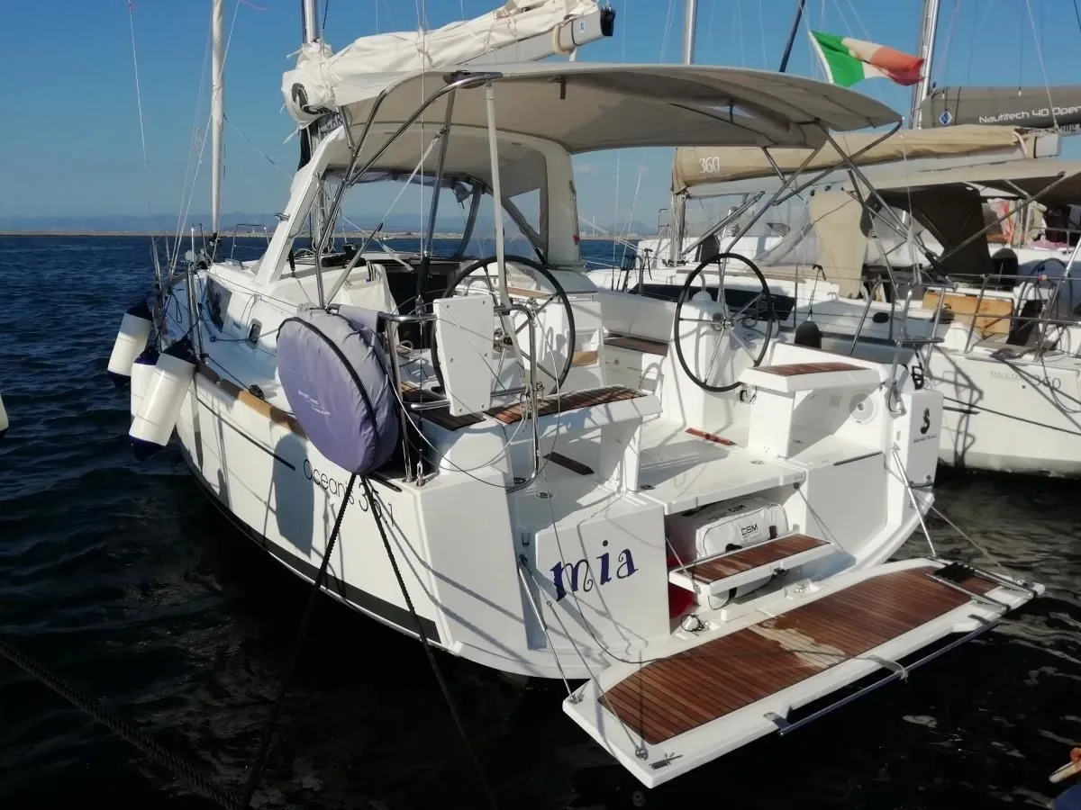 Mia Charter Boat