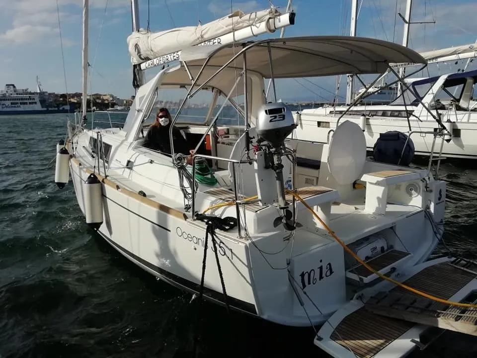 Mia Charter Boat