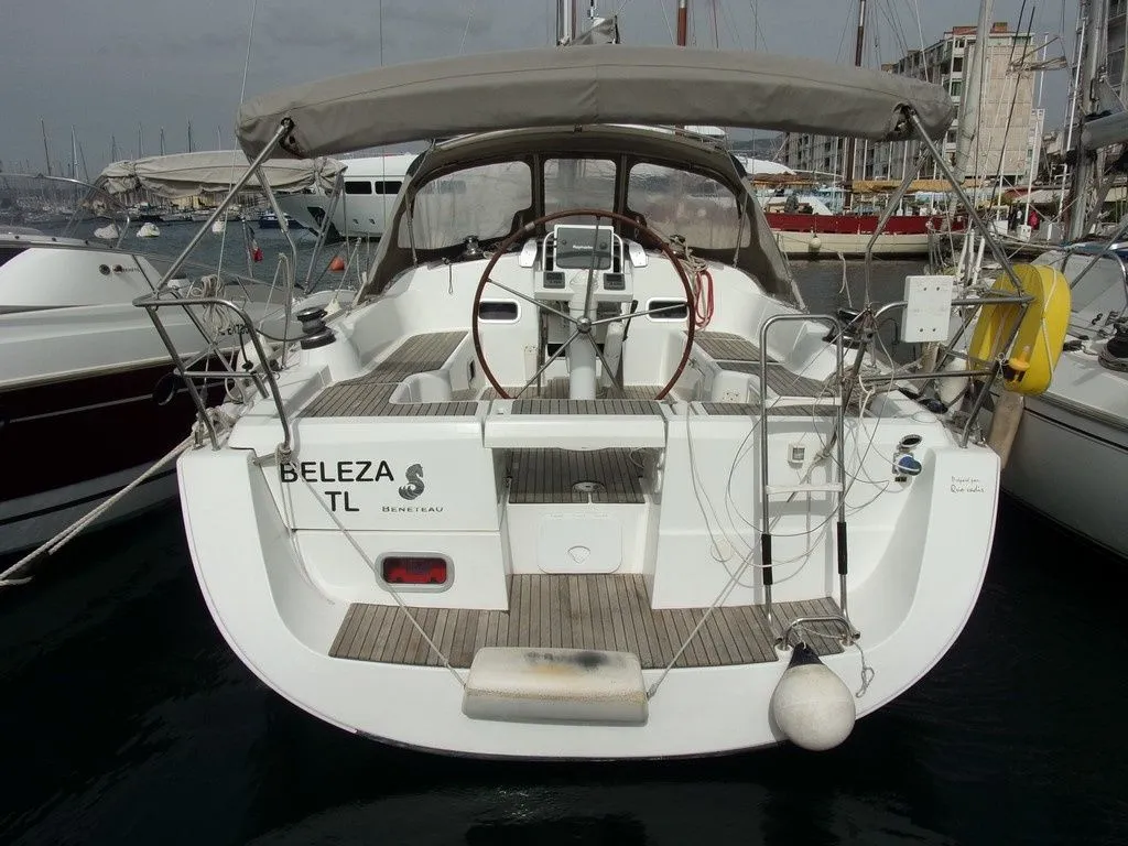 Boot - Rent a 11.13m Beneteau Oceanis 37 in Toulon