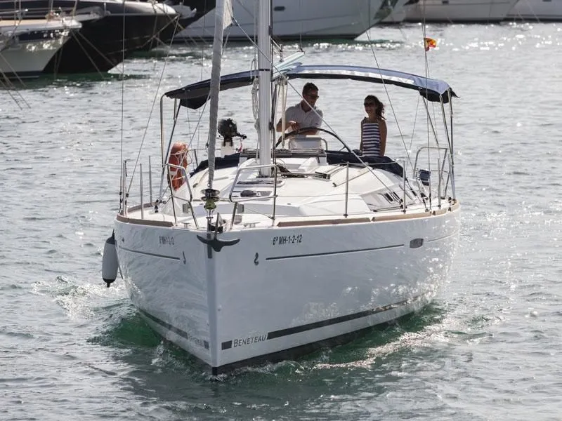11.13m Mahón Beneteau Oceanis 37 Sailing Yacht Hire