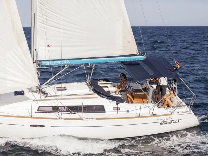 11.13m Mahón Beneteau Oceanis 37 Sailing Yacht Hire
