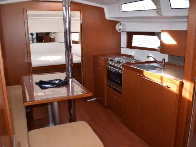 Ánemos Charter Boat