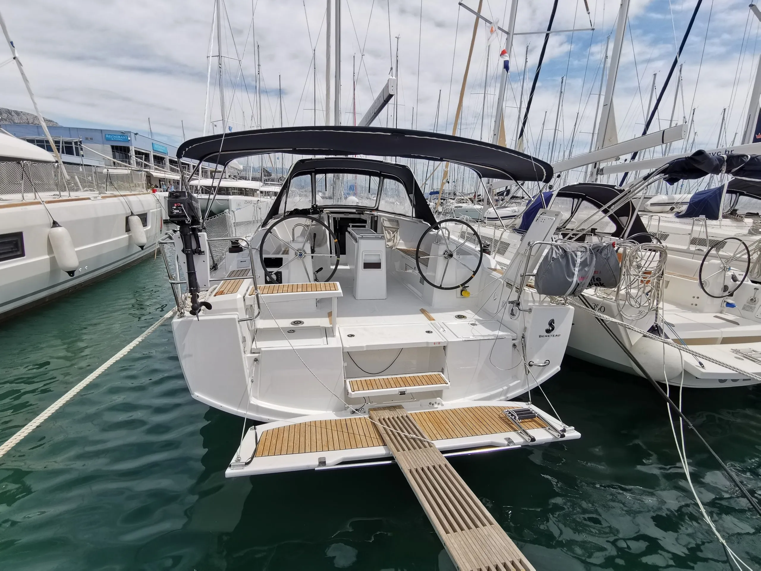 Boot - Explore Medulin on a 11.5m Rental Beneteau Oceanis 38