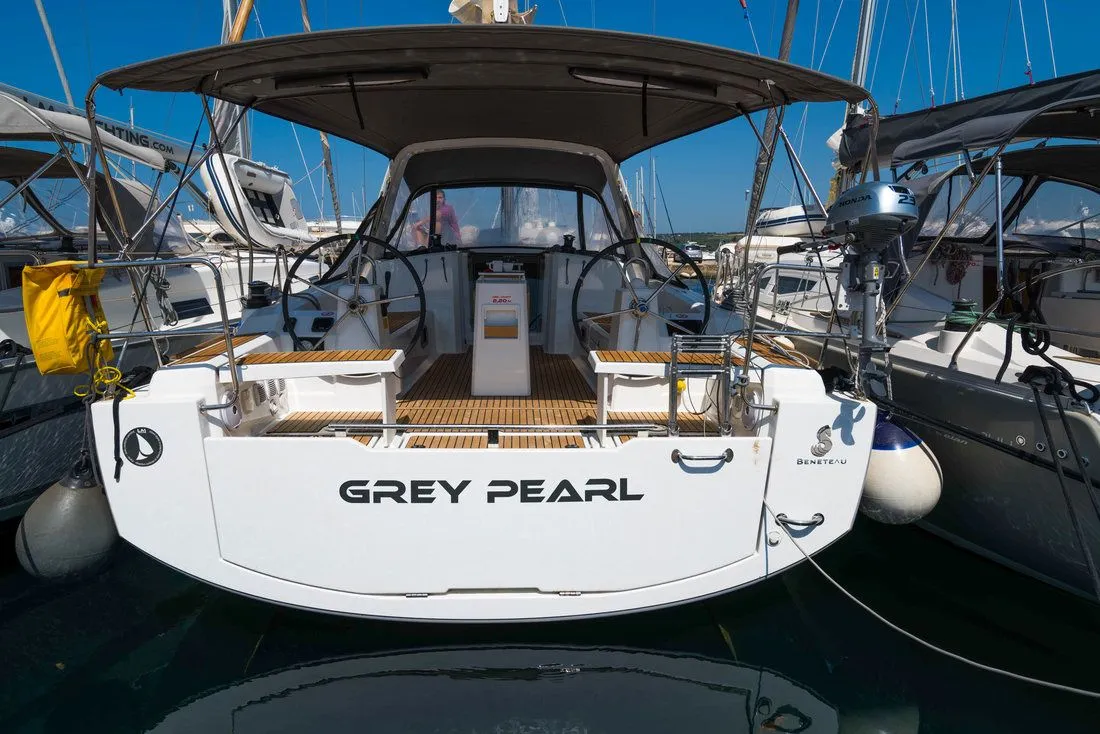 Charter a 11.55m Beneteau Oceanis 38 Sailing Yacht in Izola
