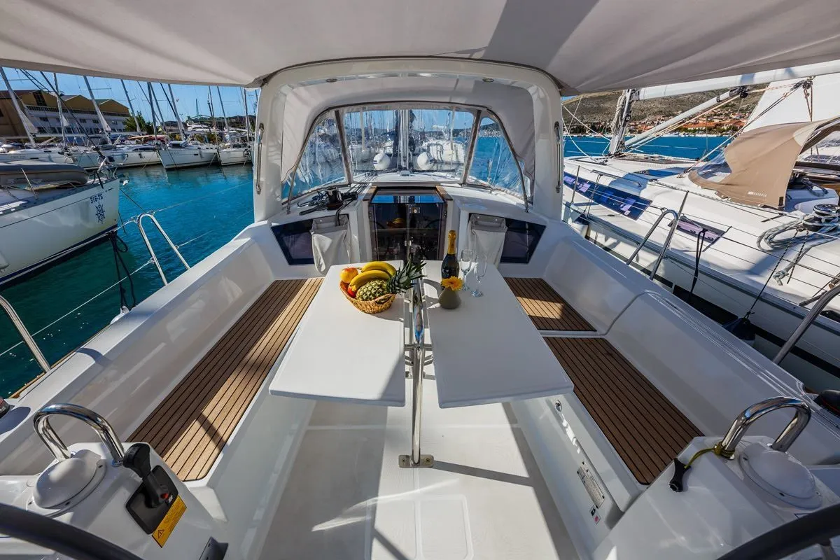 Rent a 11.5m Beneteau Oceanis 38 Sailing Yacht in Dubrovnik