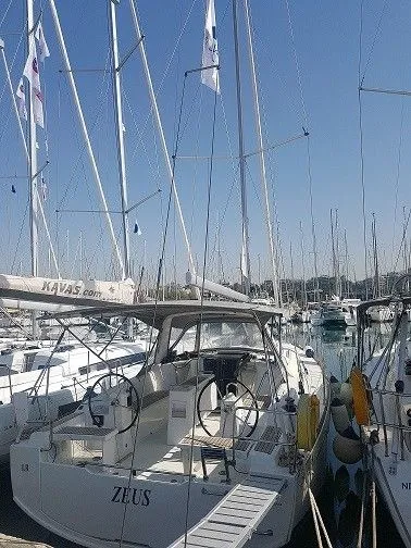 Explore Lavrion on a 11.5m Rental Beneteau Oceanis 38