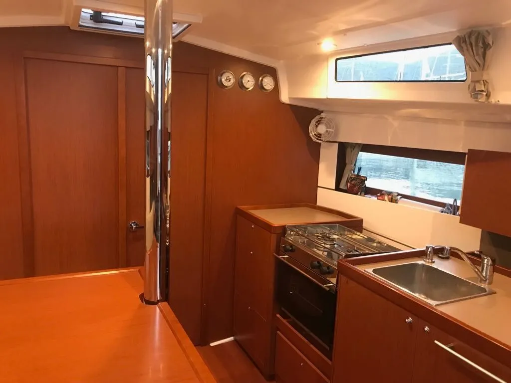 Rent a 11.5m Beneteau Oceanis 38.1 in Baska Voda