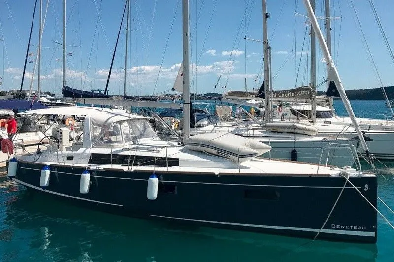 Rent a 11.5m Beneteau Oceanis 38.1 in Baska Voda
