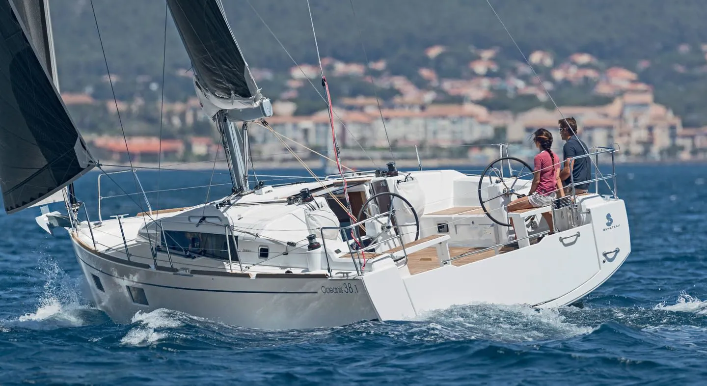 Vibo Marina Kiralık Beneteau Oceanis 38.1 10.45m Yelkenli Yat