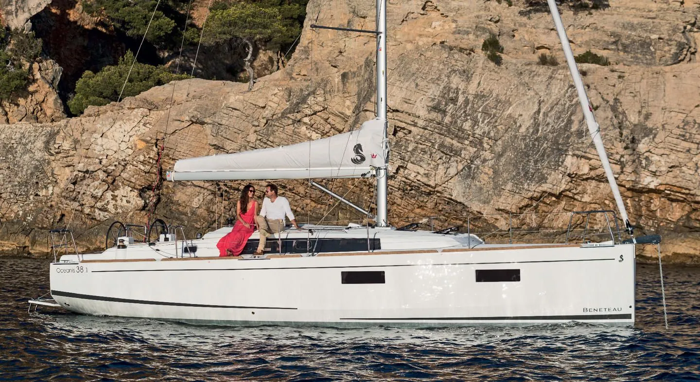 Vibo Marina Kiralık Beneteau Oceanis 38.1 10.45m Yelkenli Yat