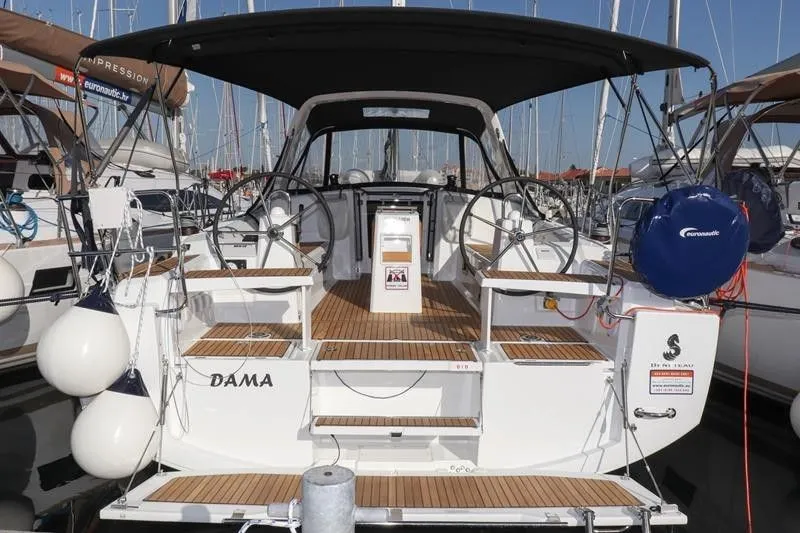 Boot - Charter a 11.5m Beneteau Oceanis 38.1 Sailing Yacht in Biograd na Moru