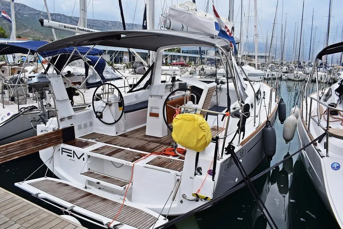 Charter a 11.5m Sailing Yacht Beneteau Oceanis 38.1 in Primošten
