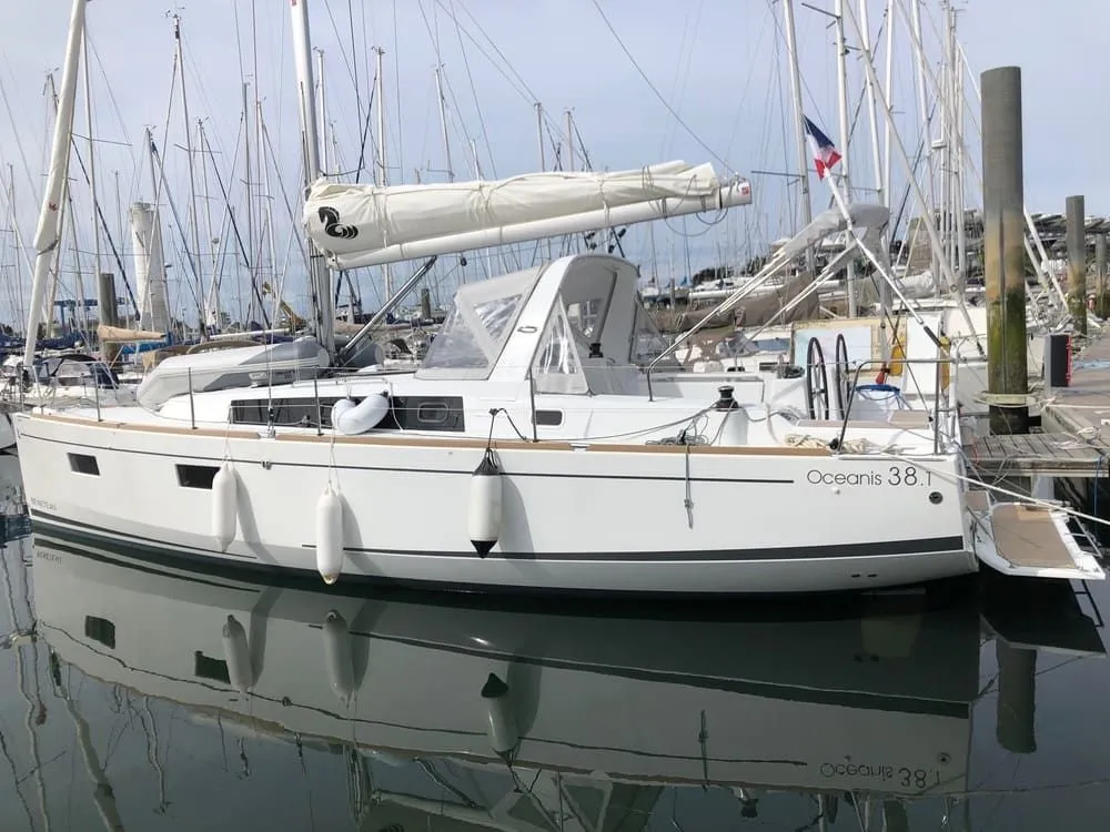 Boat - Charter a 11m Beneteau Oceanis 38.1 in Arzon