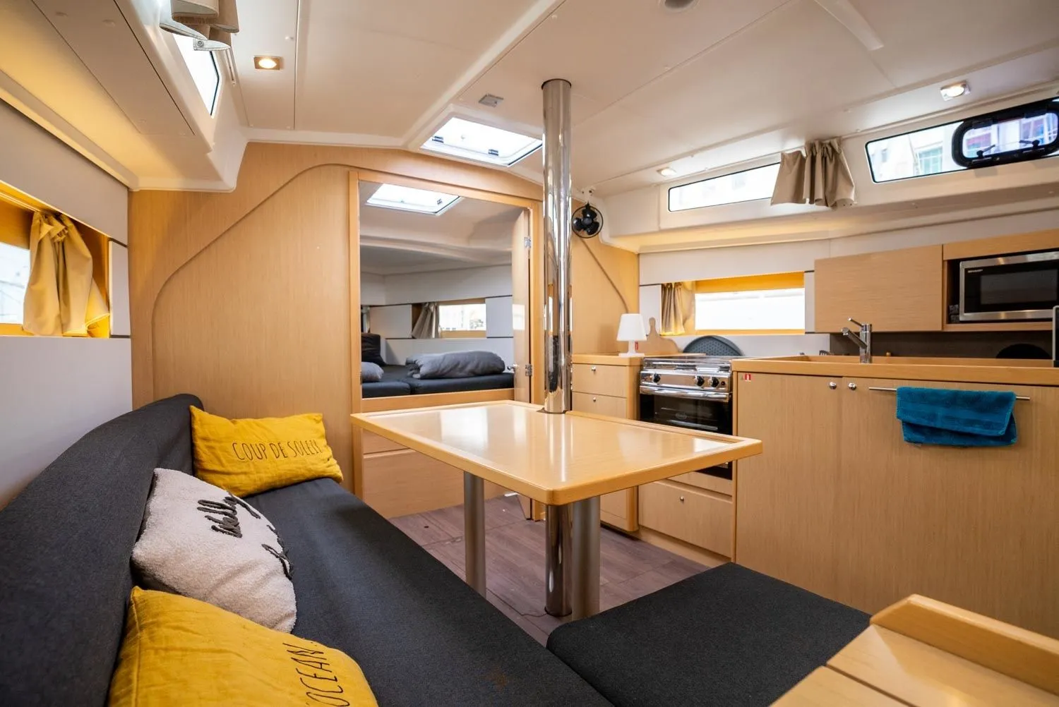 11.5m Toulon Sailing Yacht Beneteau Oceanis 38.1 Hire