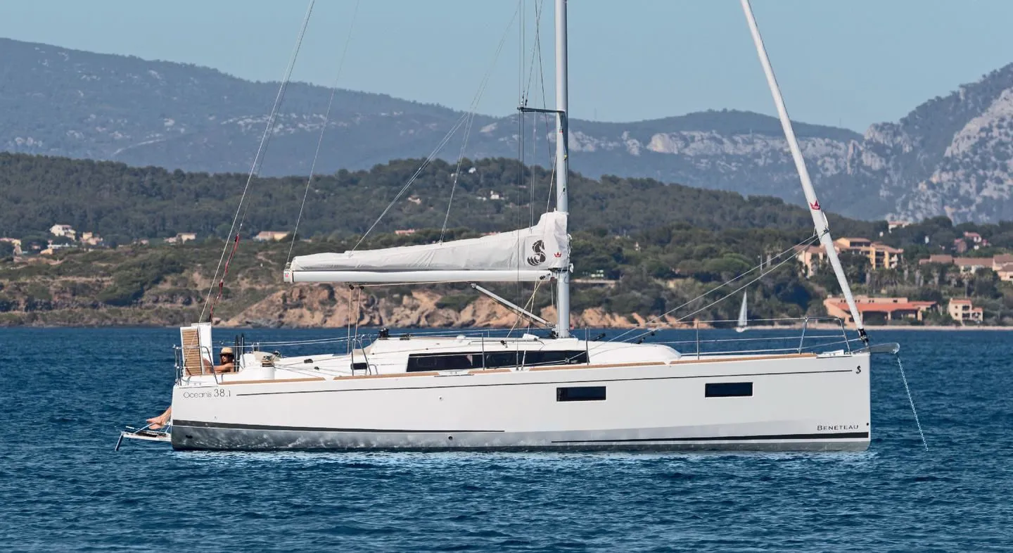 Charter a 11.5m Boat in Los Angeles