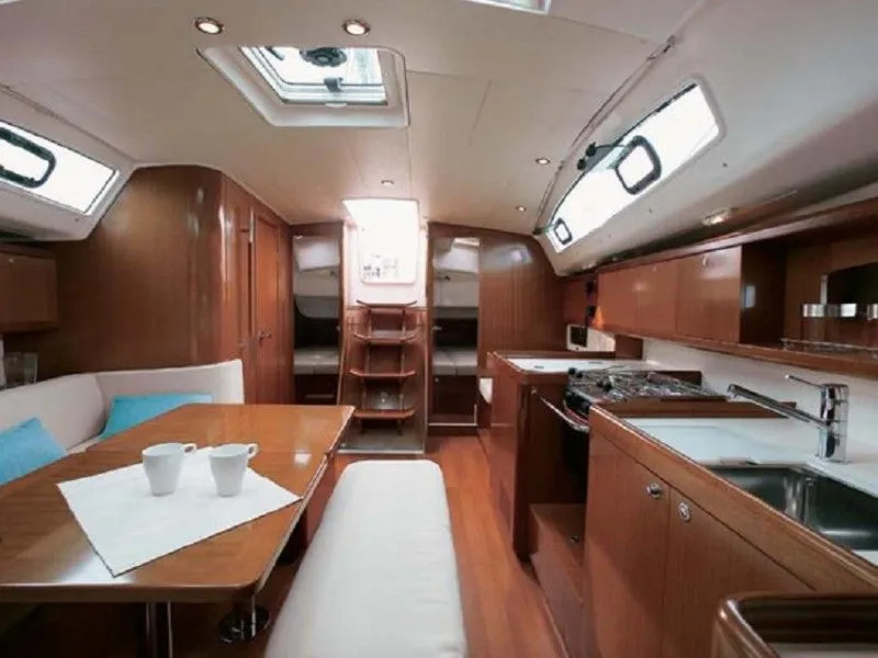 Charter a 12.15m Sailing Yacht Beneteau Oceanis 40 in Volos