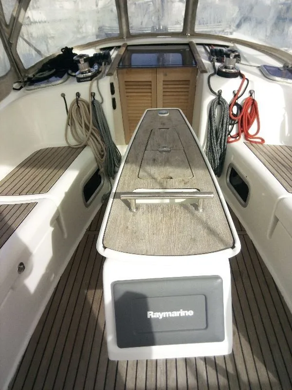 12.5m Paleros Beneteau Oceanis 40 Sailing Yacht Hire
